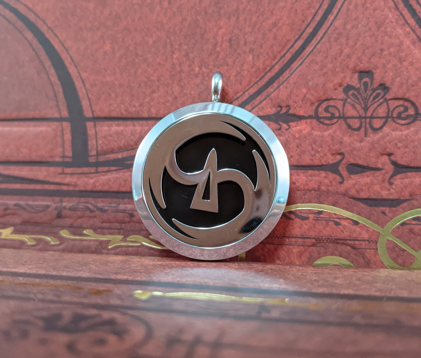 FFXIV Samurai Locket Necklace - Stainless Steel Magnetic Locket w/ Interchangeable Colors - Great Jewelry Gift for Final Fantasy XIV SAM Fans!