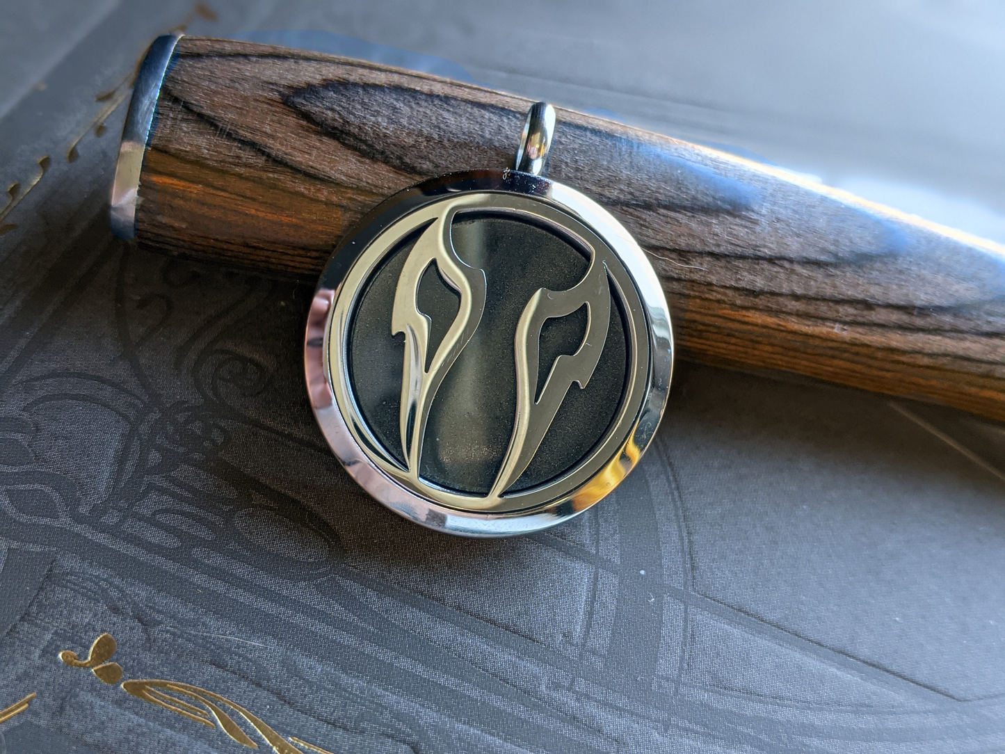 FFXIV Viper Locket Necklace - Stainless Steel Magnetic Locket w/ Interchangeable Colors - Great Jewelry Gift for Final Fantasy XIV VPR Fans!