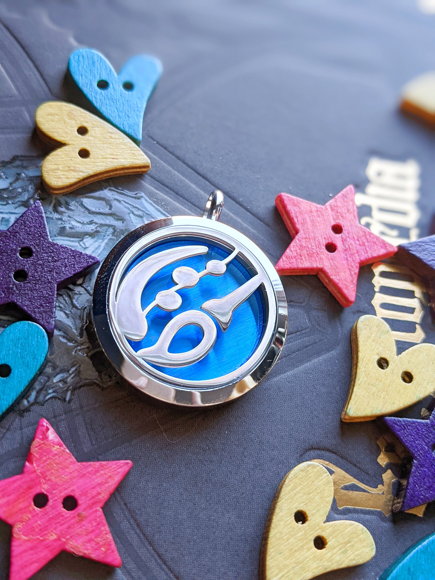 FFXIV Pictomancer Locket Necklace - Stainless Steel Magnetic Locket w/ Interchangeable Colors - Great Jewelry Gift for Final Fantasy XIV PCT Fans!